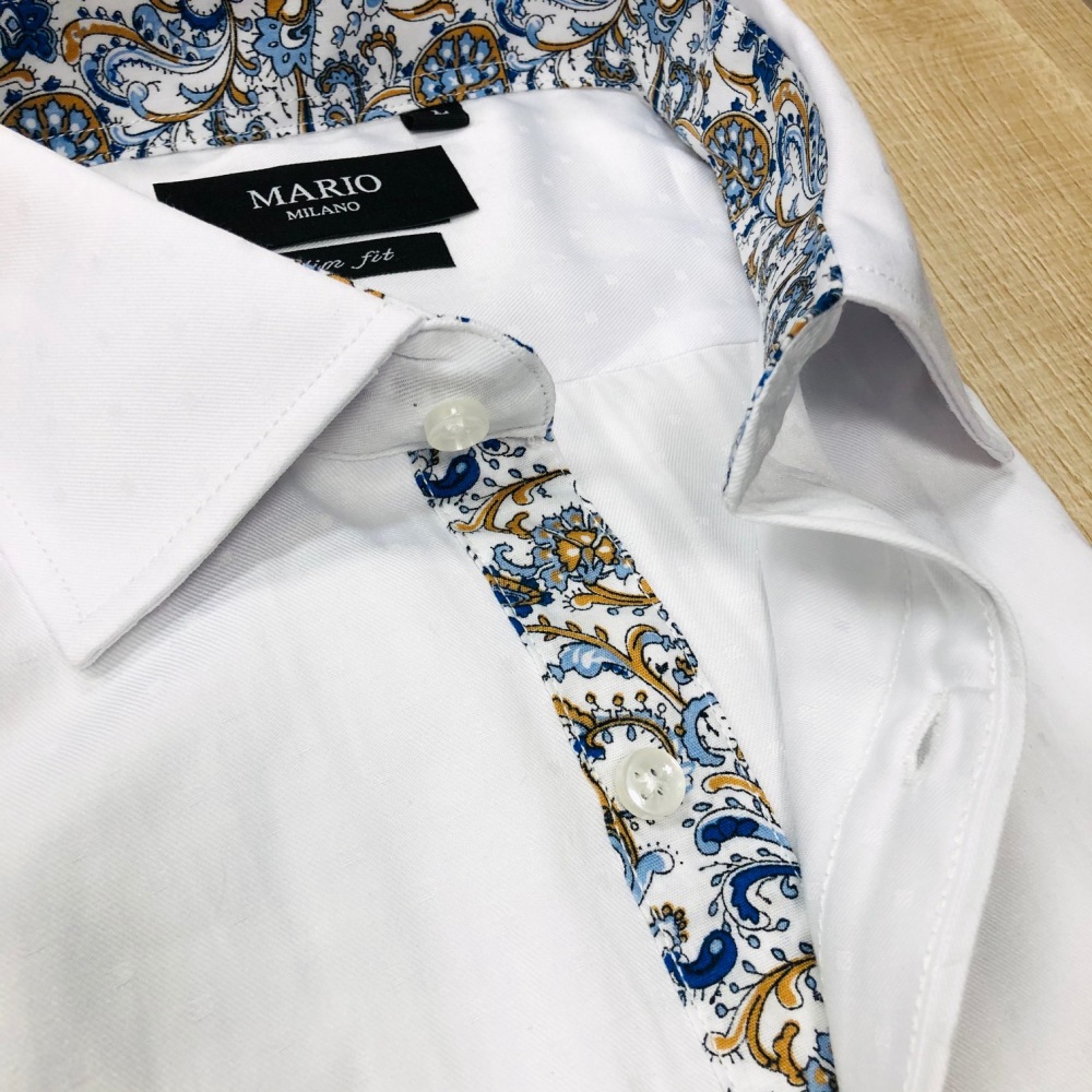 chemise blanche avec intérieur style fleurs et satin