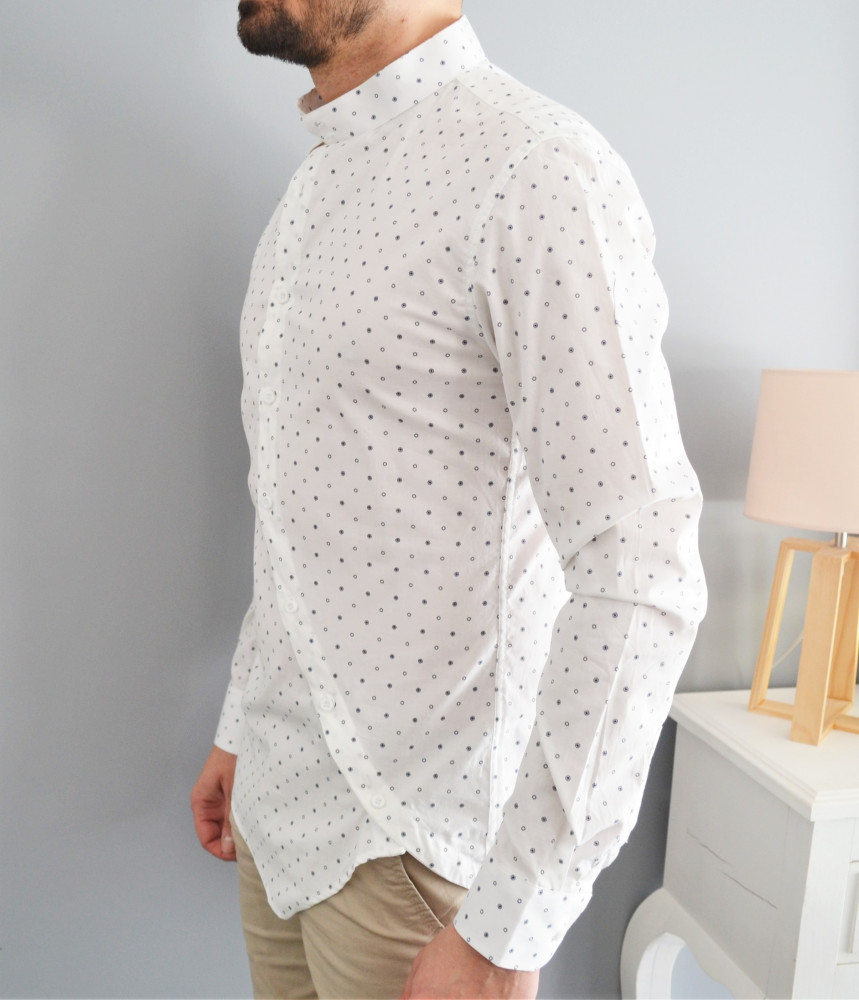 chemise homme blanche asymétrique motif petit ronds