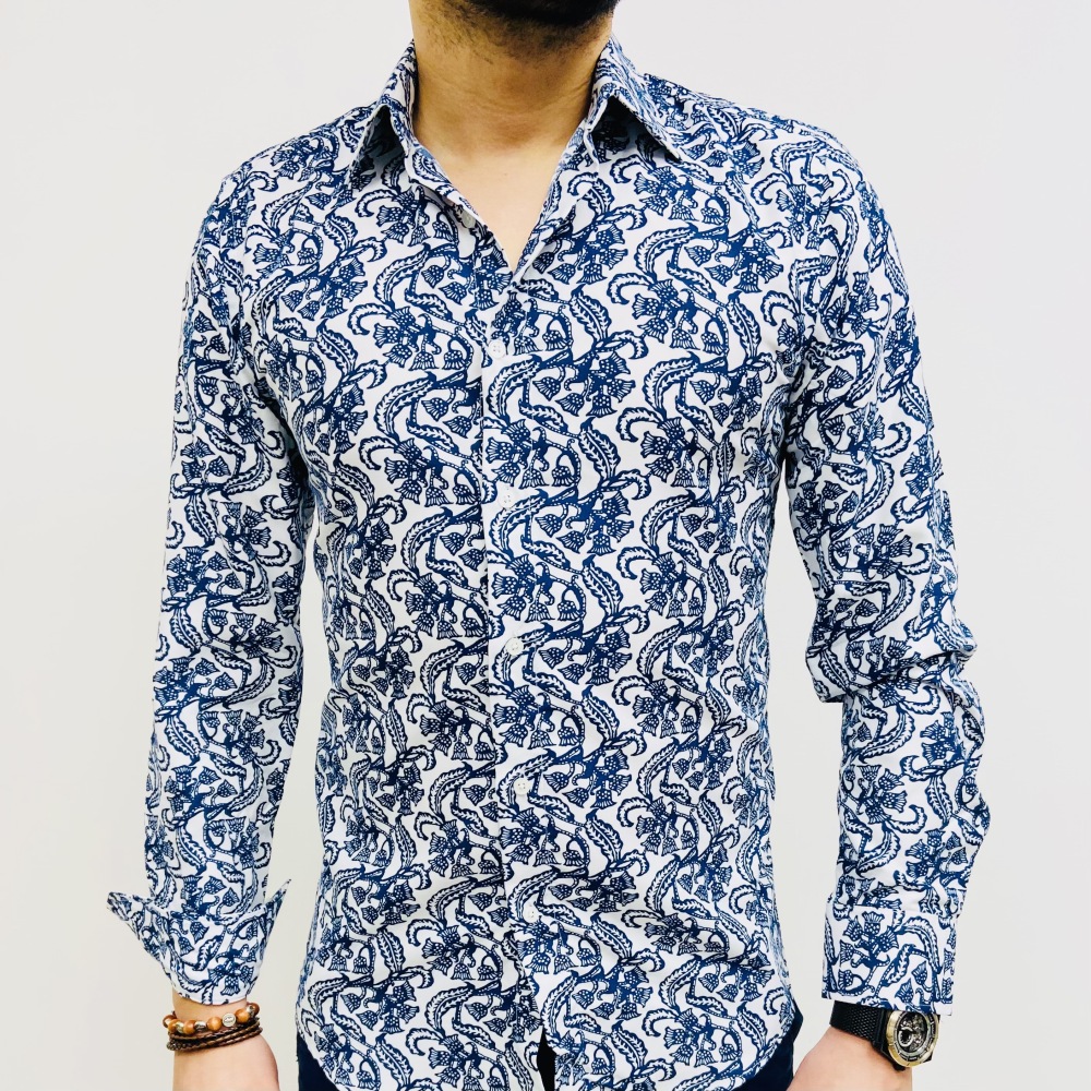 chemise homme blanche avec motifs bleu