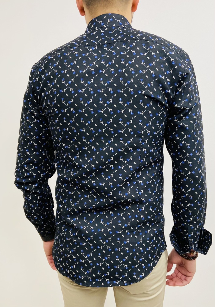 chemise homme noire avec petites fleurs bleu