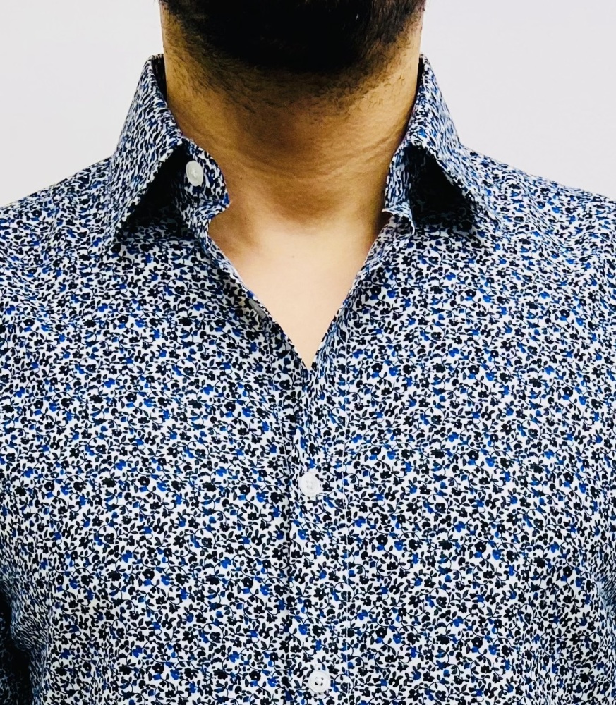 chemise homme noire avec petites fleurs bleu