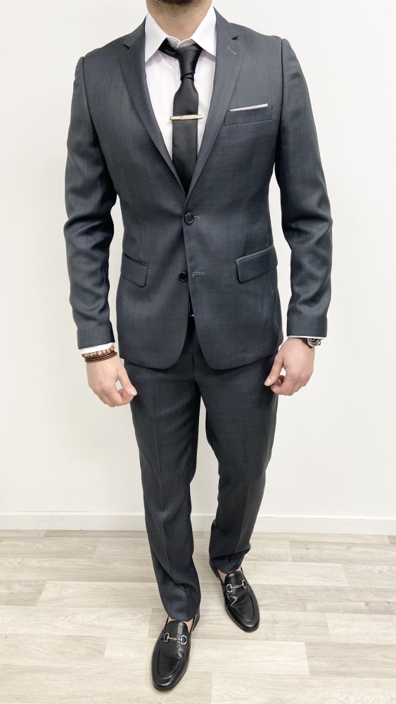 Costume homme gris avec pochette blanche