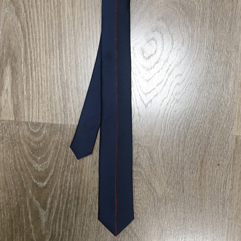 Cravate bleu avec rayure rouge