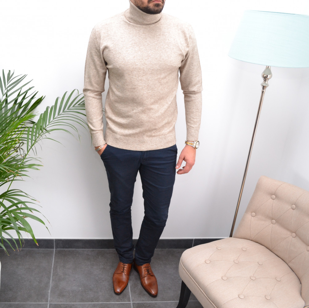 Pull beige col roulé slim