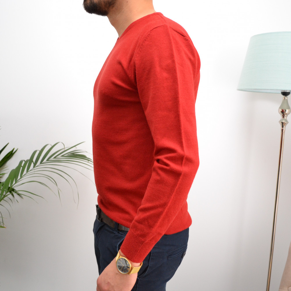 Pull rouge col V basic